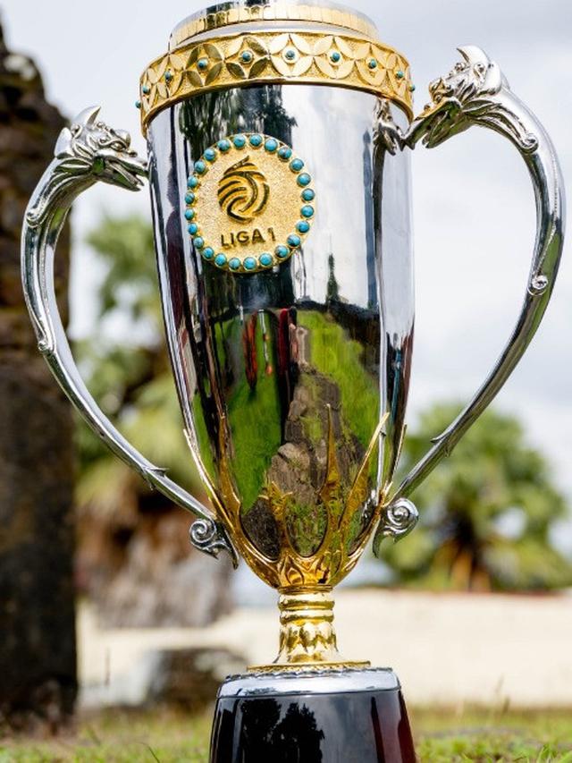 Trofi juara BRI Liga 1 2022/2023.