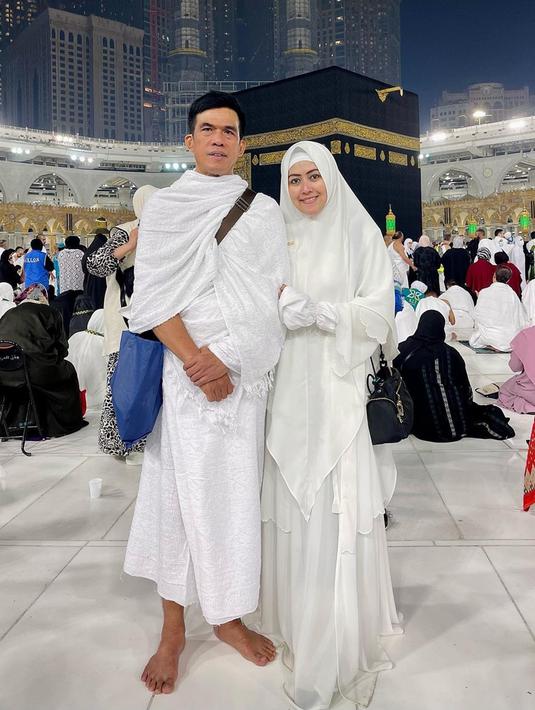 Dengan mengenakan kain ihram, pasangan suami istri ini berfoto di depan Kabah. Meggy mengaku akhirnya mimpinya bisa terwujud berangkat melaksanakan umrah bersama dengan sang suami, Mamad Muhammad.
(Liputan6.com/IG/@meggywulandari_real)