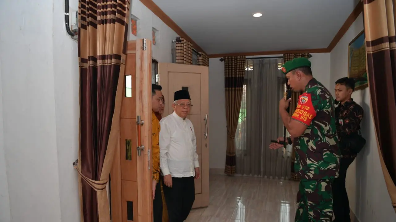 Wapres Ma'ruf Amin meninjau lokasi rekonstruksi bangunan pascagempa di Desa Gontoran Barat, Kota Mataram, NTB.