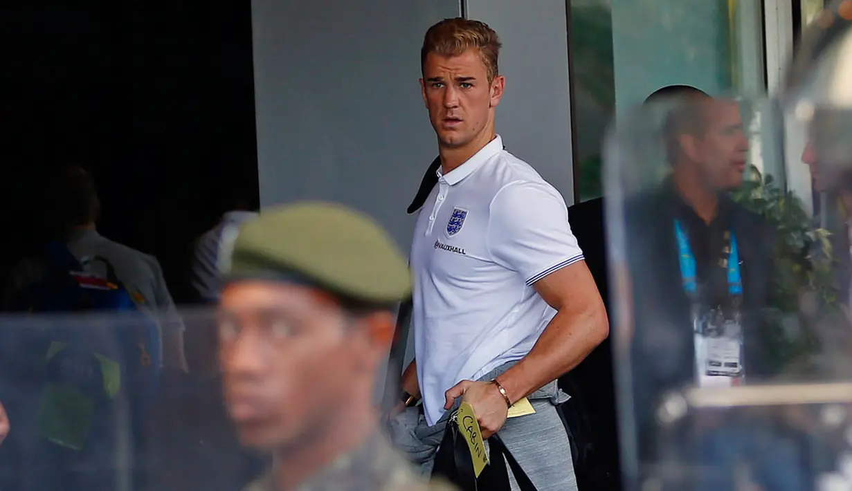 Ekspresi penjaga gawang, Joe Hart, saat melihat ketatnya pengamanan di hotel tempat Timnas Inggris menginap di Rio de Janeiro, Brasil, (8/6/2014). (REUTERS/Eddie Keogh)