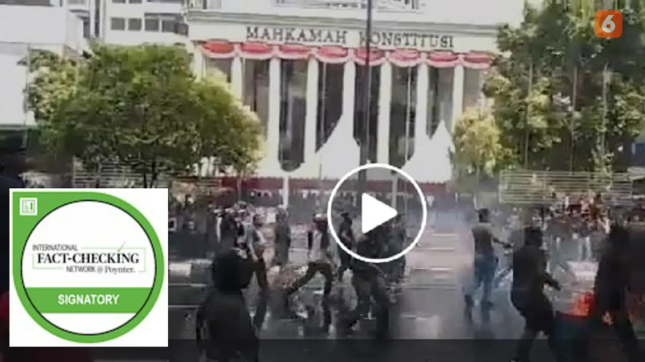 Cek Fakta - Banner - Screenshot video hoaks yang menyebut massa menyerbu Istana, kerusuhan pecah