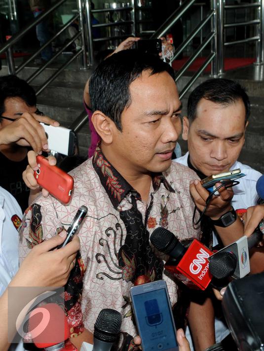 Wali Kota Semarang, Hendra Prihadi saat ditanya wartawan usai menjalani pemeriksaan oleh KPK, Jakarta, Selasa, (16/2). Hendra diperiksa sebagai saksi untuk tersangka anggota Komisi V DPR Damayanti Wisnu Putranti. (Liputan6.com/Helmi Afandi)