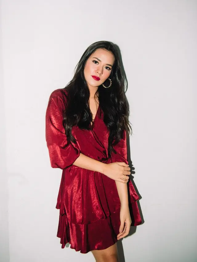 Biasa Natural, Ini 7 Potret Raisa dengan Makeup Tebal yang Curi Perhatian