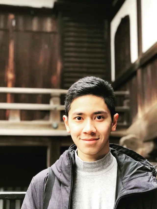 6 Potret Terbaru Emir Mahira, Pemain Garuda di Dadaku yang Makin Ganteng