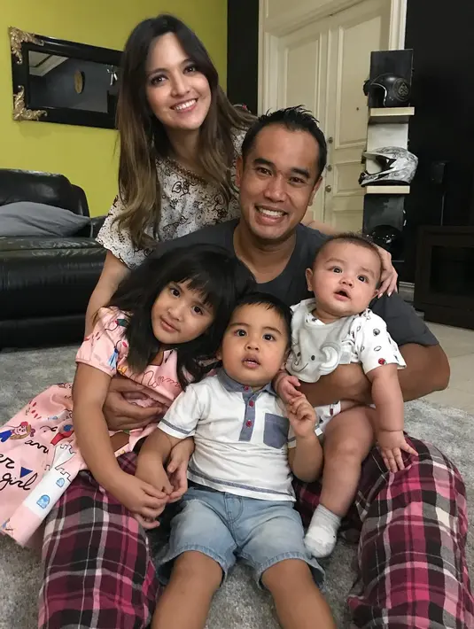 "Kalau Mikha sih cuma Disneyland aja, jadi itu udah pasti kalau ke mana-mana harus ke Disneyland. kalau nggak dia marah," kata Nia Ramadhani. (Instagram/ardibakrie)