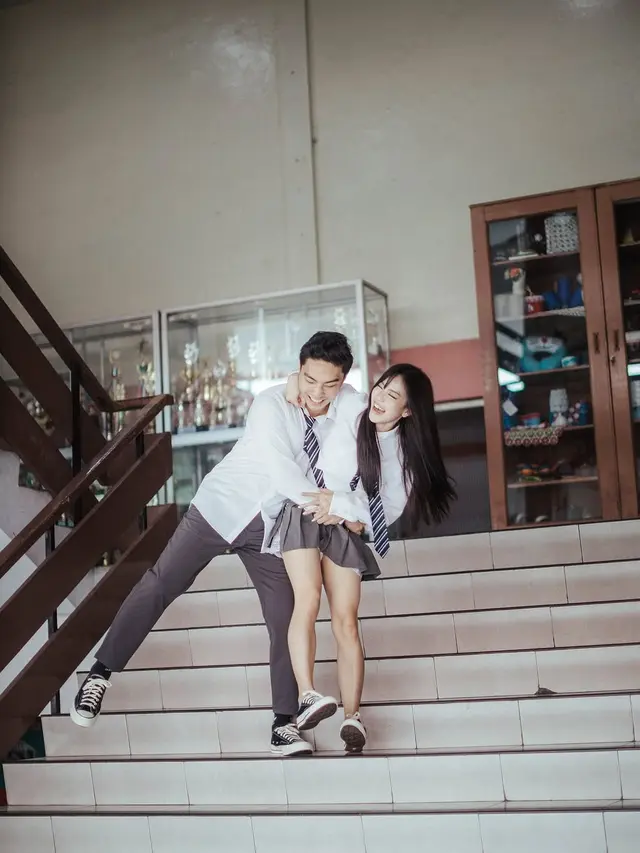 Dari Cinta Monyet Jadi Teman Hidup, 6 Gaya Prewedding Jessica Jane dengan Seragam Sekolah