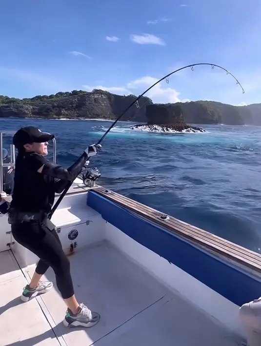 Sampai akhirnya, Prilly mendapatkan sebuah ikan yang besar. Prilly pun langsung menahan jorannya (Instagram/prillylatuconsina96)