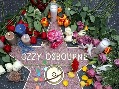 Bunga-bunga diletakkan di tugu peringatan sementara di Bintang Ozzy Osbourne di Hollywood Walk of Fame pada 22 Juli 2025 waktu setempat, di Los Angeles, Amerika Serikat. (Patrick T. Fallon/AFP)