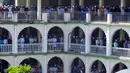 Umat muslim melaksanakan salat Idul Adha di Masjid Kashmir, Kathmandu, Nepal, 10 Juli 2022. Umat muslim seluruh dunia merayakan Idul Adha atau Hari Raya Kurban untuk memperingati kesediaan Nabi Ibrahim mengorbankan putranya. (Prakash MATHEMA/AFP)