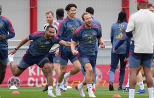 Pemain Bayern Munchen, Harry Kane (tengah) dan Jonathan Tah (kiri) saat mengikuti sesi latihan jelang pertandingan leg kedua semifinal Liga Champions 2025/2026 melawan Paris Saint-Germain (PSG) di Jerman, Selasa 5 Mei 2026. Bayern Munchen melakukan persiapan penuh jelang menjamu Paris Saint-Germain (PSG) pada leg kedua semifinal Liga Champions 2025-2026. (AP Photo/Matthias Schrader)