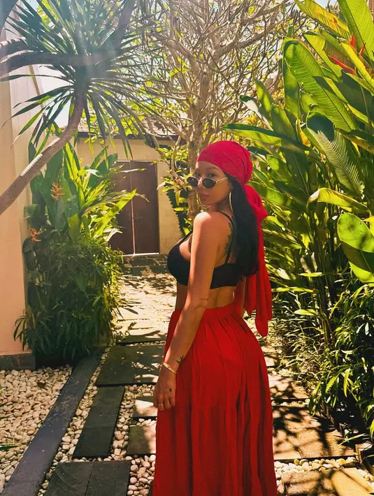 Sentuhan aksen merah pun diperkuat dengan bandana senada yang membingkai wajahnya, sementara kacamata hitam model cat-eye menjadi elemen fashion yang menyempurnakan tampilannya. [@jessicah_o].