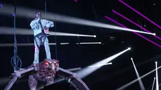 Rapper Travis Scott tampil di panggung di MTV European Music Awards 2017 di London, Minggu (12/11). Travis Scott terlihat menaiki replika atau robot burung saat tampil di MTV European Music Awards 2017. (Joel Ryan/Invision/AP)