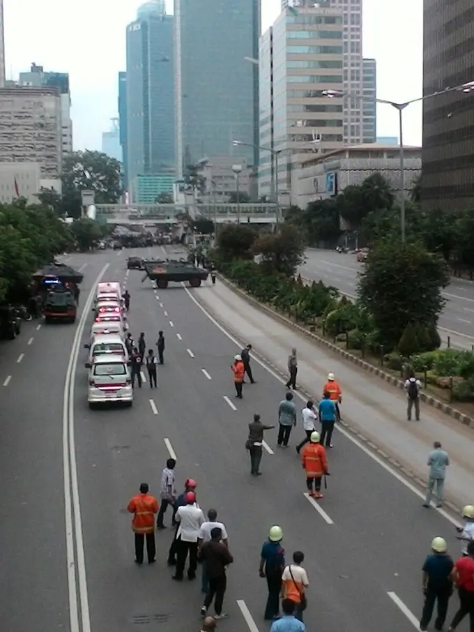 Para Pekerja Kantoran Masih Berdiam Diri di Dalam Kantor