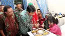 Wakil Gubernur DKI Djarot Saiful Hidayat saat mengunjungi salah satu ruang perawatan usai acara peresmian 15 Rumah Sakit Umum (RSU) tipe D di RSU Kecamatan Pesanggrahan, Jakarta, Kamis (2/4/2015). (Liputan6.com/Helmi Afandi)