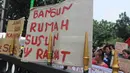 Aksi itu dilakukan sebagai bentuk protes karena tempat tinggal mereka hendak digusur, Jakarta, (11/9/14). (Liputan6.com/Herman Zakharia)