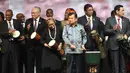 Wapres Jusuf Kalla (tengah kanan) membunyikan genderang jimbe bersama delegasi negara-negara Afrika dalam pembukaan Forum Indonesia Afrika (IAF) 2018 di Bali, Selasa (10/4). Pertemuan dua hari tersebut diikuti 53 negara Afrika. (SONNY TUMBELAKA/AFP)