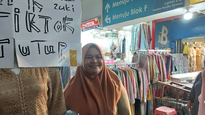 Sejumlah pedagang di Pasar Tanah Abang Blok A mengaku pendapatannya anjlok beberapa waktu terakhir.