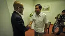 Prabowo Subianto berjabat tangan dengan Dubes singapura untuk Indonesia Anil Kumar Nayar saat berkunjung ke Kedubes Singapura untuk mengucapkan belasungkawa, Jakarta, Kamis (26/3/2015). (Liputan6.com/Faizal Fanani)