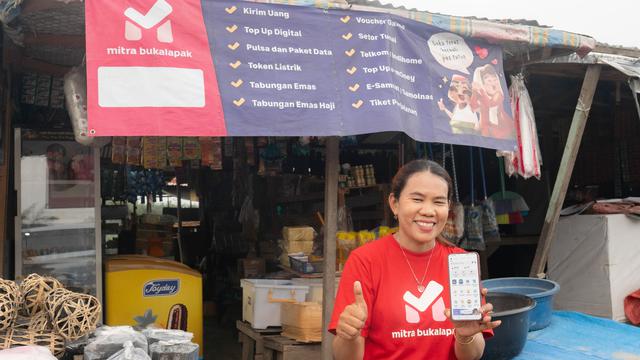 Bergabung dengan Mitra Bukalapak sejak 2018, Monika berhasil mentransformasi warung sembakonya di Pasar Nawacita Sampali menjadi agen digital dan inklusi finansial. (Foto: Bukalapak)