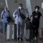Calon penumpang mengenakan alat pelindung diri saat berada di Terminal 2F Terminal 3 Bandara Soekarno Hatta, Tangerang, Banten, Jumat (24/4/2020). Pemerintah menghentikan sementara penerbangan komersil baik dalam maupun luar negeri untuk mencegah penyebaran COVID-19. (merdeka.com/Imam Buhori)