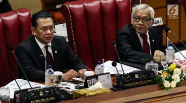 Ketua DPR Bambang Soesatyo (kiri) dan Wakil Ketua DPR Agus Hermanto memimpin rapat paripurna di Kompleks Parlemen, Jakarta, Selasa (16/7/2019). Salah satu agenda yang dibahas adalah pembacaan surat Presiden Joko Widodo atas pertimbangan permohonan amnesti untuk Baiq Nuril. (Liputan6.com/JohanTallo)