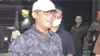 Kena OTT, Bupati Lampung Tengah Tersenyum Saat Tiba di Gedung KPK