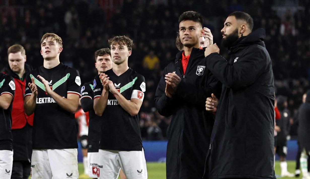 Ekspresi kecewa Mees Hilgers (kedua kanan) dan sejumlah pemain FC Twente setelah dikalahkan PSV pada laga lanjutan Liga Belanda 2024/2025 di Phillips Stadium, Eindhoven, Belanda, Sabtu (07/12/2024). (AFP/ANP/Maurice Van Steen)