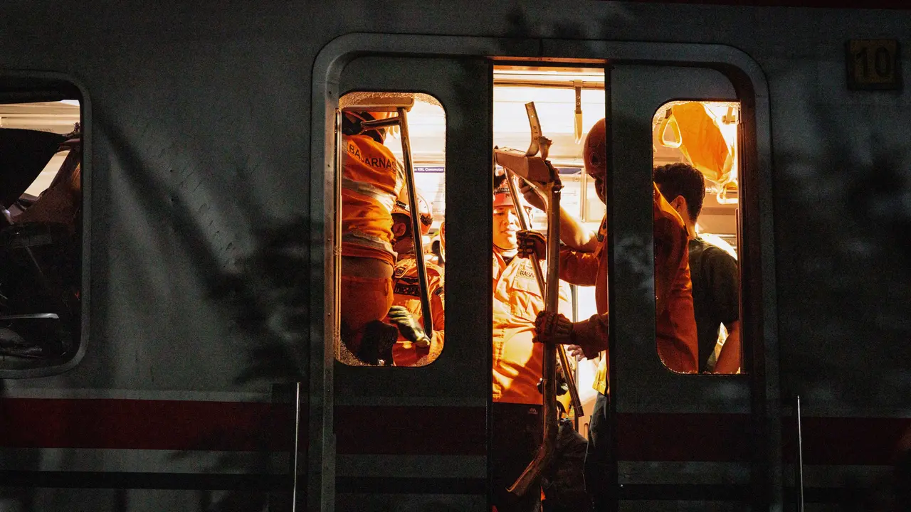 Evakuasi Korban Kecelakaan Kereta di Stasiun Bekasi Timur Masih Berlanjut