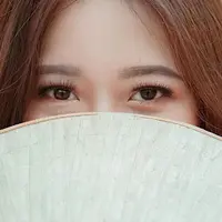 Perempuan dengan kantung mata sedikit besar. Foto: Min An/Pexels.com