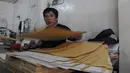Seorang pekerja menata tumpukan cetakan amplop di percetakan PD. Wirasaba di Jakarta, Minggu (1/3/2015). Perusahaan yang memenangkan tender pengadaan UPS untuk sejumlah sekolah di DKI  Jakarta Ternyata Toko Fotokopi. (Liputan6.com/Andrian M Tunay)