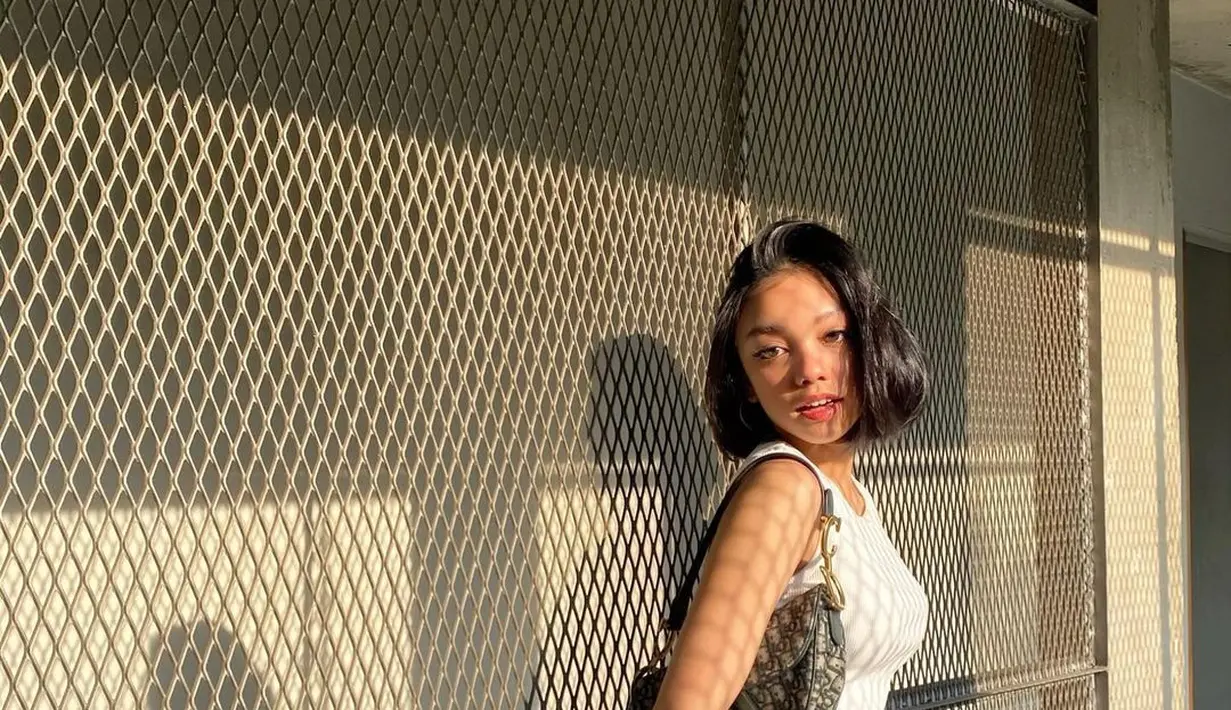 Outfit yang satu ini bisa dijadikan inspirasi untuk hangout bersama teman. Memadukan sleeveless top berwarna putih dan boyfriend jeans yang cocok digunakan untuk pemilik paha besar. Menambah kesan simple, Naura Ayu padukan outfitnya dengan saddle bag dari Dior.