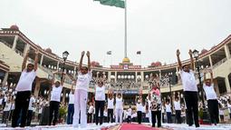 Hari Yoga Internasional diperingati sebagai bagian dari gaya hidup sehat seimbang antara mental dan spiritual. (Narinder NANU/AFP)