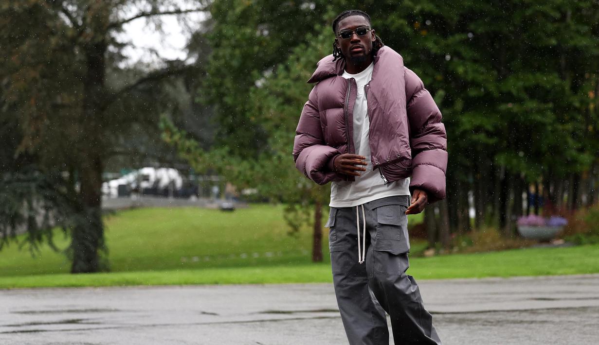 Gelandang timnas sepak bola Prancis, Manu Kone, tiba untuk mengambil bagian dalam persiapan tim untuk pertandingan kualifikasi UEFA Nations League mendatang di Clairefontaine-en-Yvelines pada 7 Oktober 2024. (FRANCK FIFE/AFP)