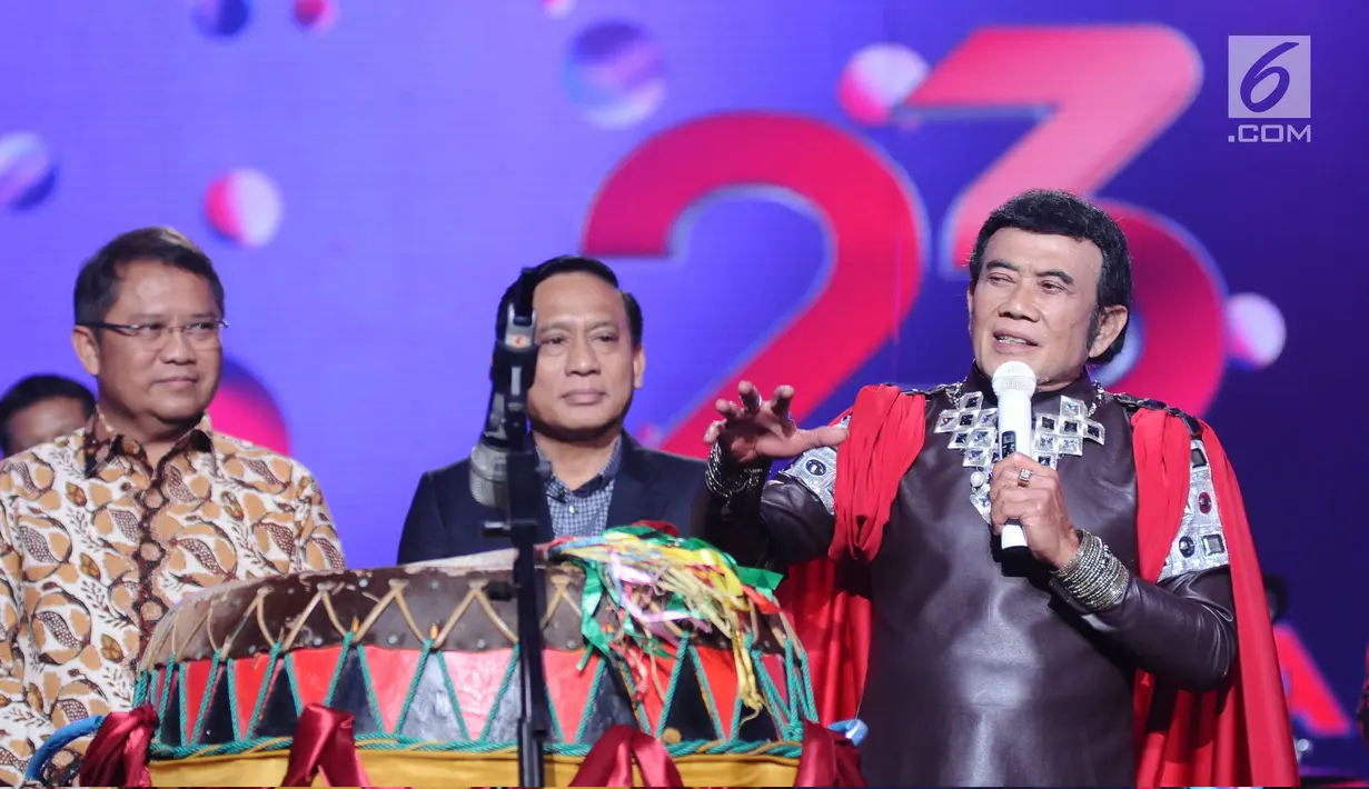 Penyanyi Rhoma Irama (kanan) memberi sambutan jelang meresmikan Liga Dangdut Indonesia pada Konser Raya 23 Tahun Indosiar di Jakarta Convention Centre, Kamis (11/1). Ajang ini diikuti 34 pedangdut se-Indonesia. (Liputan6.com/Helmi Fithriansyah)