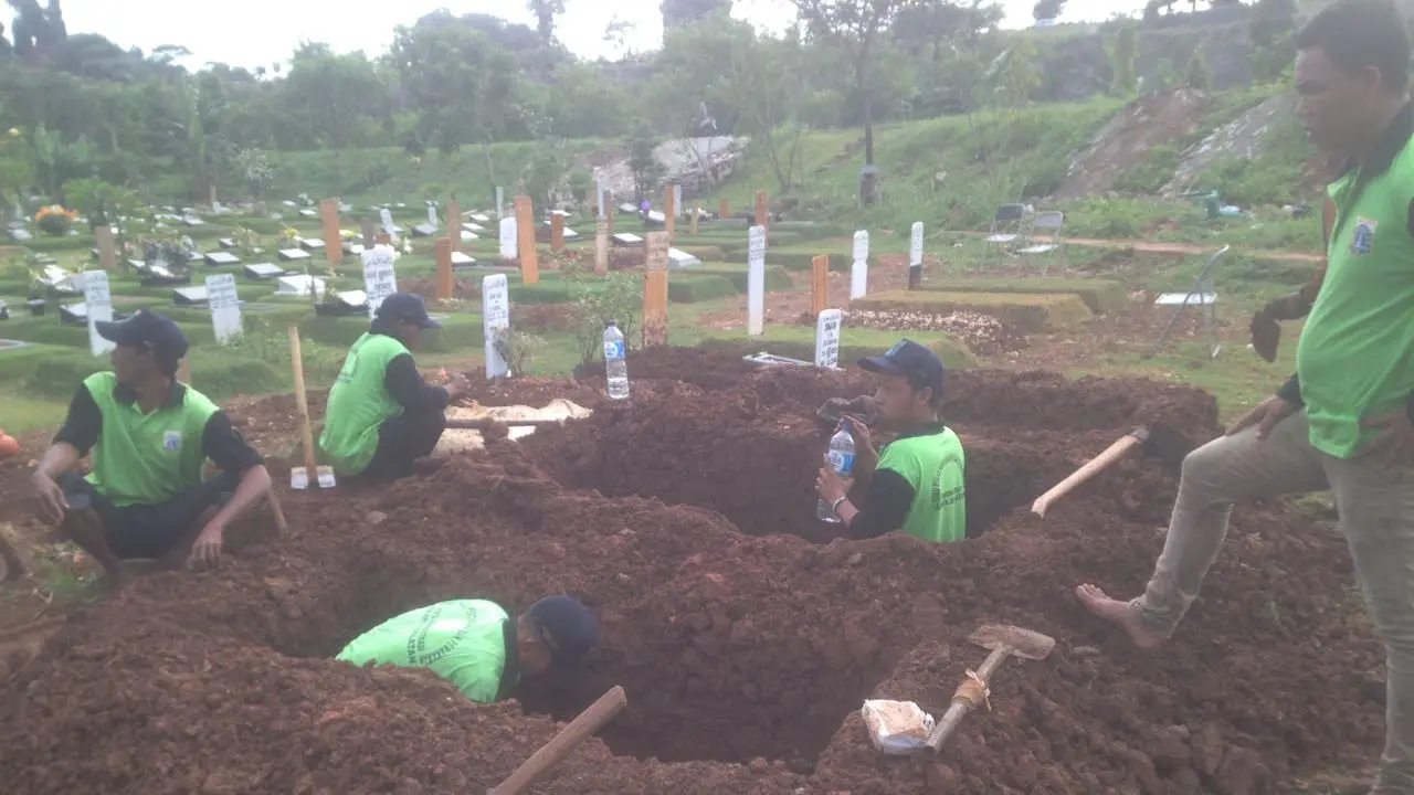 Petugas tengah menggali makam untuk tiga korban pembunuhan sadis Pulomas.