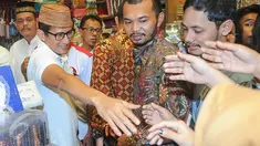 Wakil Gubernur terpilih DKI Jakarta, Sandiaga Uno bersalaman dengan pedagang saat menyambangi Pasar Jatinegara, Jakarta Timur, Jumat (12/5). Sandiaga ke Pasar Jatinegara untuk meninjau harga kebutuhan pokok menjelang Lebaran. (Liputan6.com/Yoppy Renato)