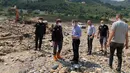 Tim penyelamat bekerja di area yang terdampak banjir di Provinsi Giresun, kawasan Laut Hitam, Turki (23/8/2020). Banjir yang melanda Giresun pada Minggu (23/8) menewaskan enam orang, termasuk dua personel Gendarmerie, demikian dilaporkan kantor berita semiresmi Turki Anadolu Agency. (Xinhua)