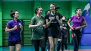 Pemain tim Indonesia All Star, Shella Bernadetha (tengah kanan) dan Aulia Suci (tengah kiri) berbincang saat melakukan pemanasan jelang laga Fun Volleyball 2024 melawan Red Sparks di GOR Bulungan, Jakarta Selatan, Jumat (19/04/2024). (Bola.com/Bagaskara Lazuardi)