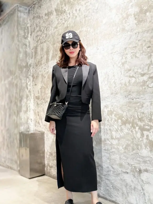 Outfit serba hitam ala Dhena Devanka. (credit:instagram.com/dhenaaldhaliadevanka)