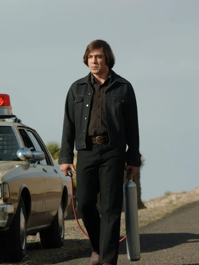 Anton Chigurh diperankan Javier Bardem. (Foto: IMDb/ Paramount Vantage)