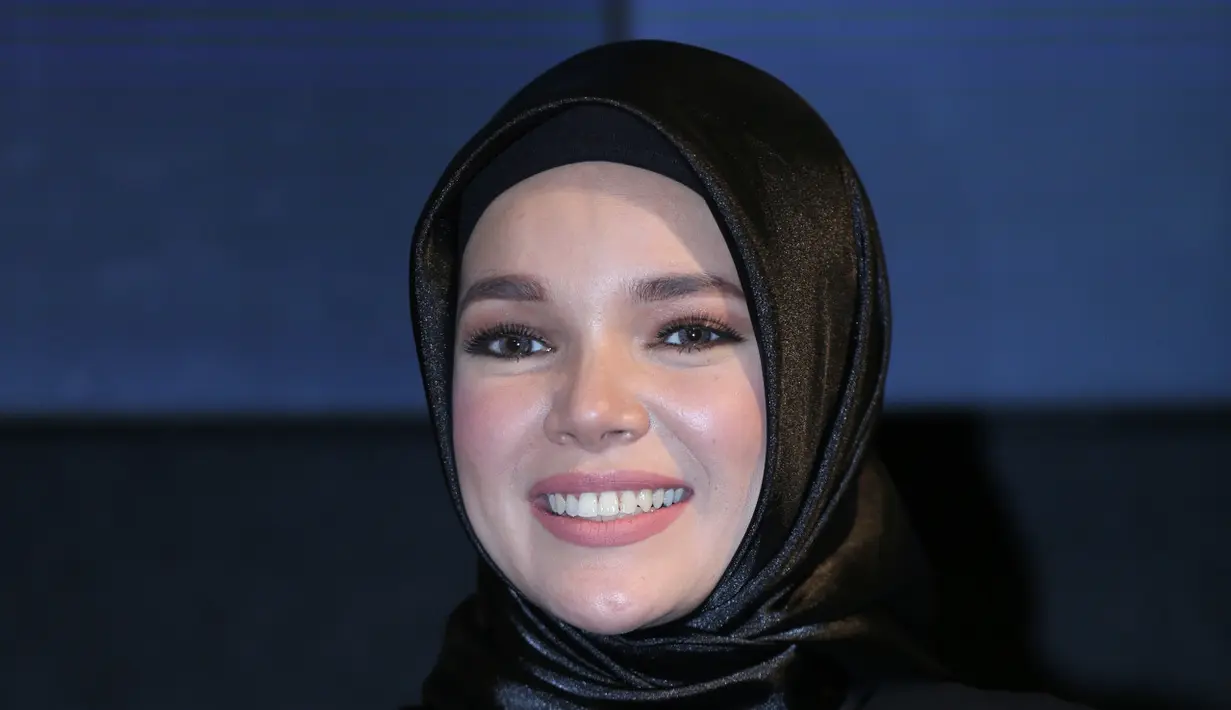 "Ada hal yang buat aku belajar yaitu menyendiri. Jadi jauh-jauh dari orang karena tokoh Sabina. Itu nanti akan dibongkar di filmnya. Di skenarionya dia sosok yang sangat introvert, tidak suka bareng orang-orang,"kata Dewi Sandra.(Adrian Putra/Bintang.com)