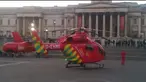 Sebuah helikopter ambulans  terbang dengan ketinggian rendah  dan mendarat di  Trafalgar square. Helikopter ambulans tersebut rupanya tengah menyelamatkan seorang wanita yang jatuh dari patung singa di kaki Column Nelson.