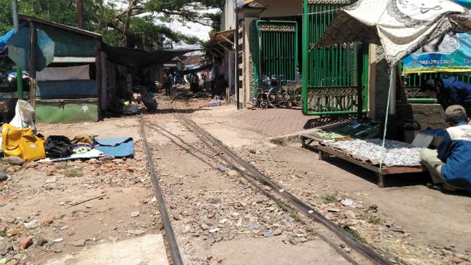 Jalur trem selalu terkoneksi dengan jalur kereta api. Jalur yang masih tersisa di kawasan Comboran, Kota Malang ini masih difungsikan untuk angkutan logistik Pertamina (Liputan6.com/Zainul Arifin)