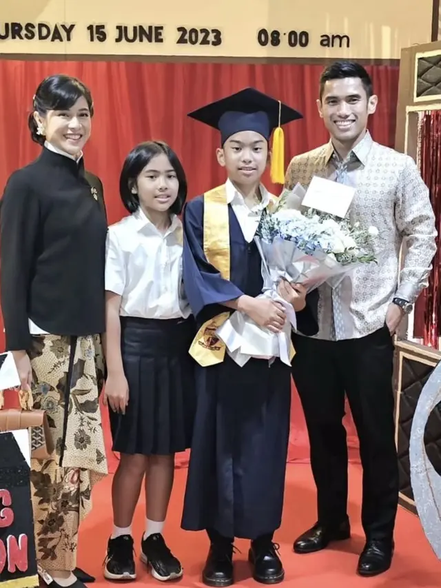 Penampilan Dian Sastrowardoyo Dampingi Anak Pertamanya Wisuda SD