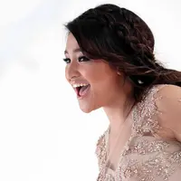 Marshanda saat proses pembuatan video klip singlenya berjudul Sienna di kawasan Kemanggisan, Jakarta Barat, Rabu (4/1/2017). Dalam klipnya, ia mengusung konsep putih dengan baju spesial. (Deki Prayoga/Bintang.com)