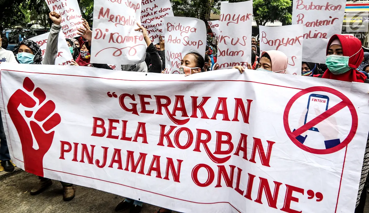 Masa yang tergabung gerakan bela korban pinjaman online menggelar aksi di depan PN Jakarta Pusat, Jakarta, Rabu (6/2). Mereka meminta kepada masyarakat untuk waspada terhadap rentenir online. (Liputan6.com/Johan Tallo)