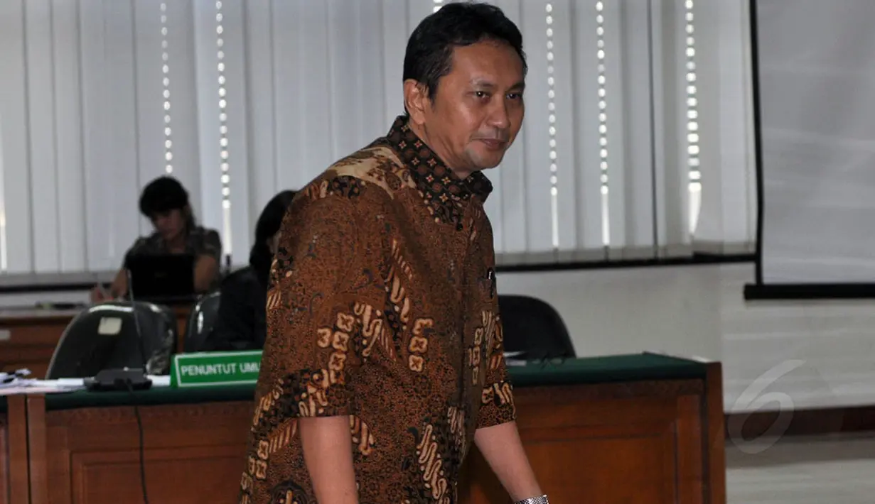 Mantan Kadishub DKI Jakarta, Udar Pristono hadir memberikan kesaksian pada sidang dugaan korupsi Bus Transjakarta dengan terdakwa Drajad Adhyaksa dan Seyito Luhu di pengadilan Tipikor Jakarta, Senin (3/11/2014). (Liputan6.com/Miftahul Hayat)