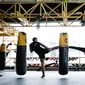 Ilustrasi olahraga kardio, kickboxing. (Foto oleh Annushka  Ahuja: https://www.pexels.com/id-id/foto/sehat-pria-wanita-olahraga-7991653/)