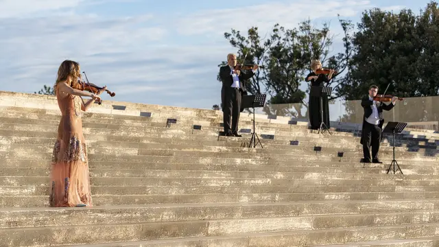 Melihat Persembahan Koleksi Gaun Couture Fendi dalam Pagelaran Musik Setelah Pandemi