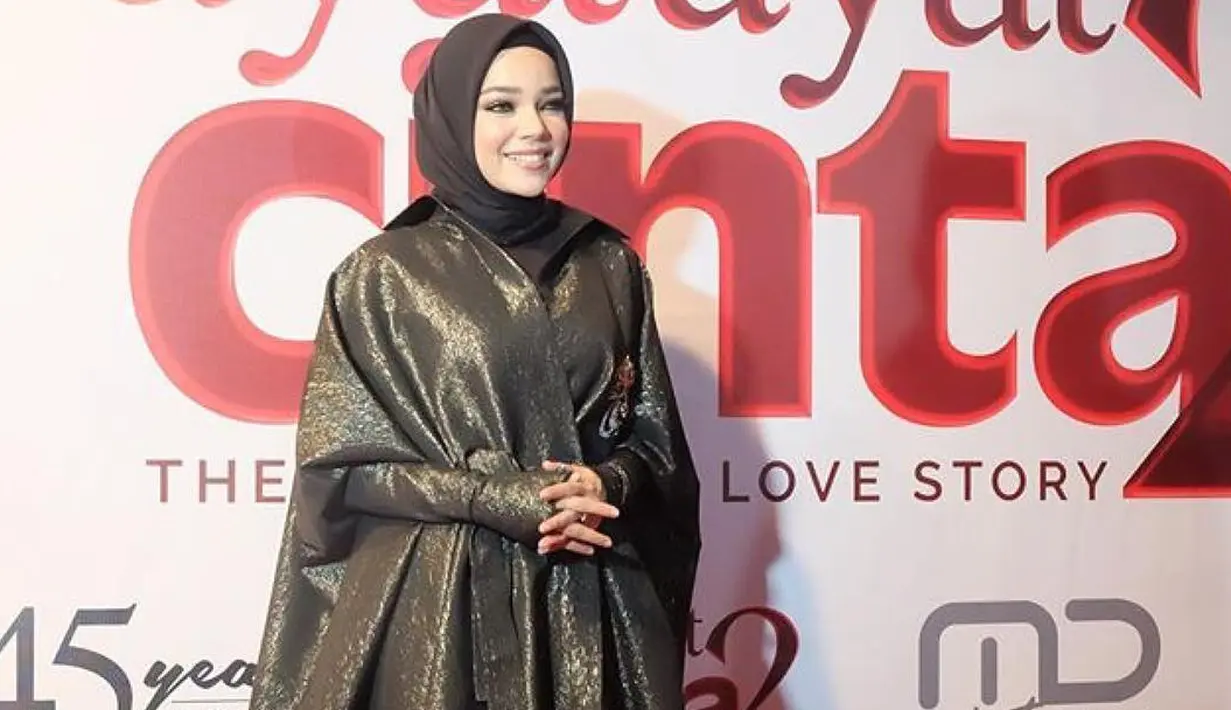Memakai hijabpersegi dengan bentuk yang simple sudah menjadi ciri khas dari seorang Dewi Sandra. Seperti ini contohnya, hijab hitam di kepalanya membuat Dewi lebih terlihat sangat cantik. (Instagram/dewisandra)